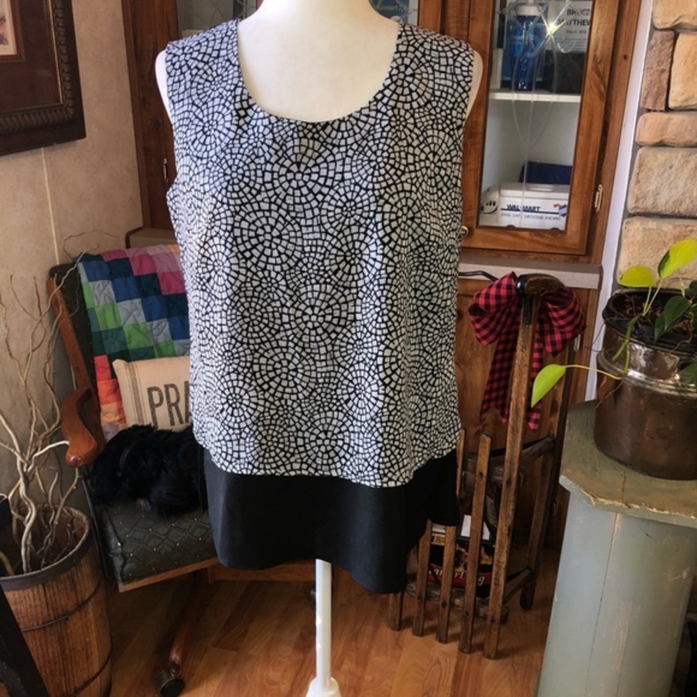 Milano size Medium black and gray sleeveless blouse with longer lining keyhole